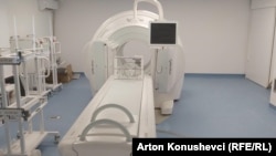 Aparatura PET/CT e vendosur në një nga sallat e Shërbimit të Mjekësisë Nukleare në QKUK.