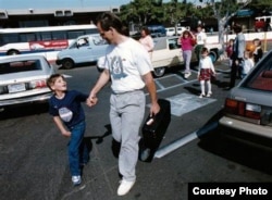 Izidor alături de tatăl lui, Dan Ruckel, la sosirea în San Diego (octombrie 1991).