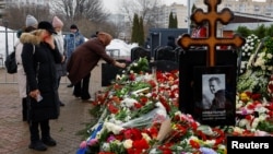 Хора посещават гроба на Алексей Навални в Москва в деня след неговото погребение, 2 март 2024 г.