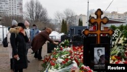 В России 2 марта люди продолжают приходить на могилу оппозиционера Алексея Навального, который был 1 марта похоронен в Москве.