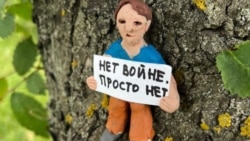 Маленький пикетчик против войны с Украиной