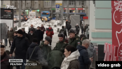 Опитані молодики на вулицях Москви переважно воювати йти не готові, проте біля вокзалу чимало чоловіків у формі