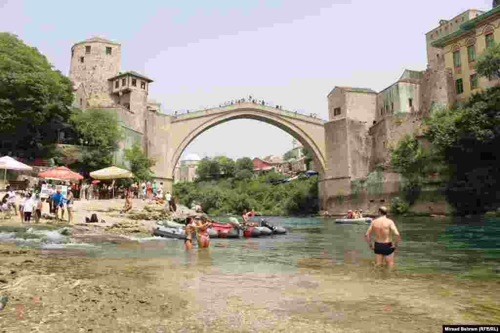 U Mostaru su se pojedini odlučili rashladiti u Neretvi, ispod Starog mosta.&nbsp;