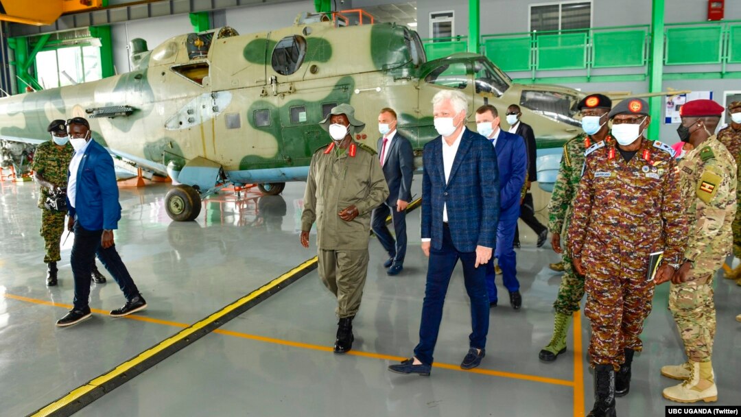 Președintele Ugandei, Yoweri Museveni (centru), alături de Valerii Copeichin, într-o vizită la întreprinderea celui din urmă, Pro Heli International Services, aprilie 2023.