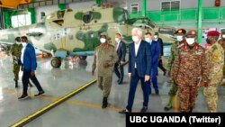 Președintele Ugandei, Yoweri Museveni (centru), alături de Valerii Copeichin, într-o vizită la întreprinderea celui din urmă, Pro Heli International Services, aprilie 2023.