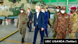 Președintele Ugandei, Yoweri Museveni (stânga), alături de Valerii Copeichin, într-o vizită la întreprinderea celui din urmă, Pro Heli International Services, aprilie 2023.