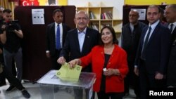 Թուրքիայի նախագահի ընդդիմադիր թեկնածու Քեմալ Քըլըչդարօղլուն՝ կնոջ հետ, քվեարկում է Անկարայի ընտրատեղամասերից մեկում, 28-ը մայիսի, 2023թ.
