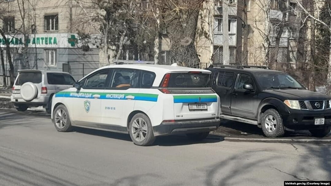 Муниципалдык инспекциянын кызматкерлери туура эмес жерге токтогон автоунааларга рейд жасап жүрөт.