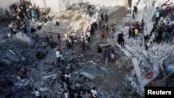 Palestinci na mjestu izraelskih napada u Kan Younisu, jug Pojasu Gaze, 9. novembra 2023.