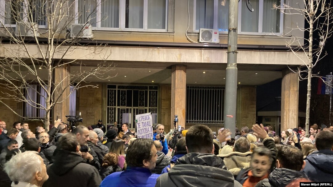 Поддржувачите на опозициската „Србија против насилството“ се собраа на протест пред РИК во Белград, 19 декември 2023 година.