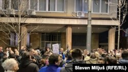 Поддржувачите на опозициската „Србија против насилството“ се собраа на протест пред РИК во Белград, 19 декември 2023 година.