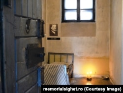 Memorialul Sighet, celula în care a murit, la 5 februarie 1953, cel mai important lider al Unirii Transilvaniei cu România. Rețineți că închisoarea a fost complet reabilitată și are încălzire centrală, lucru care nu exista în anii '50. Prin ferestre treceau vântul și gerul.