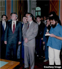 Журналіст Михайло Рамач робить записи в блокноті (праворуч) під час однієї з появ на публіці сербського президента Слободана Мілошевича