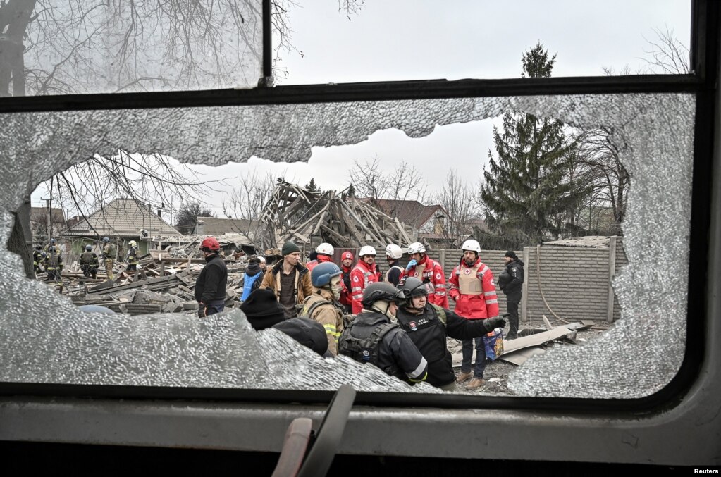 I soccorritori lavorano sul luogo di un attacco missilistico russo a Zaporizhzhya, nella parte sud-orientale dell'Ucraina.