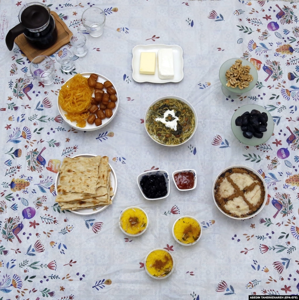 Disa ushqime për të shënuar iftarin në shtëpinë e një familjeje iraniane në Teheran, gjatë Ramazanit, Iran, 23 mars 2023.