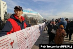 Гражданские активисты разворачивают баннер с фамилиями погибших во время Январских событий. Алматы, 5 января 2024 года
