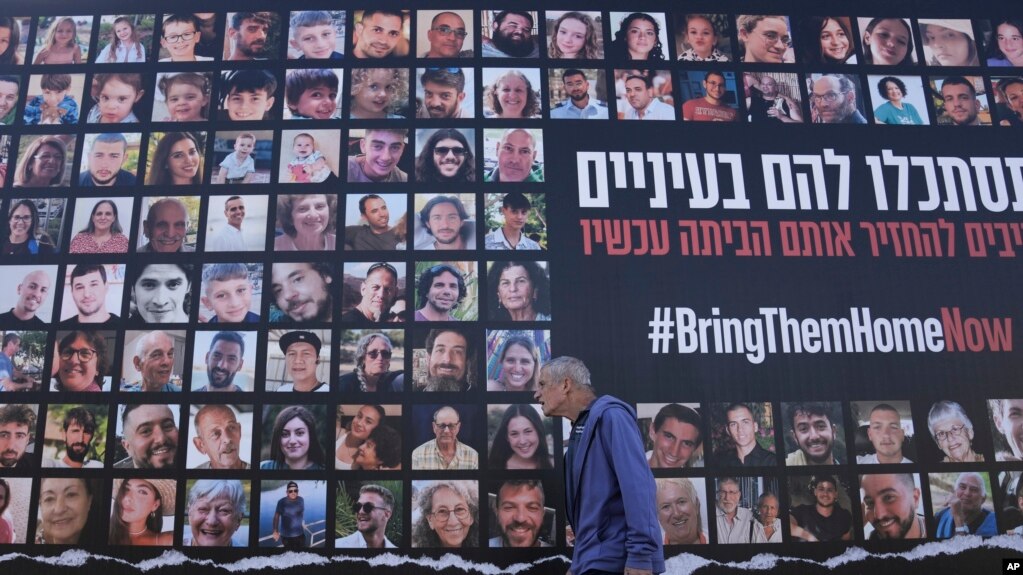 Стена с фотографиями заложников, Израиль