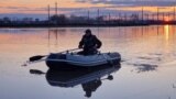 Село Большая Малышка в Северо-Казахстанской области уходит под воду. Вышедшая из берегов река Ишим (Есиль) затопила жилые дома. Людей эвакуировали.<br />
<br />
На фото: мужчина на надувной лодке в селе Большая Малышка. 15 апреля 2024 года&nbsp;