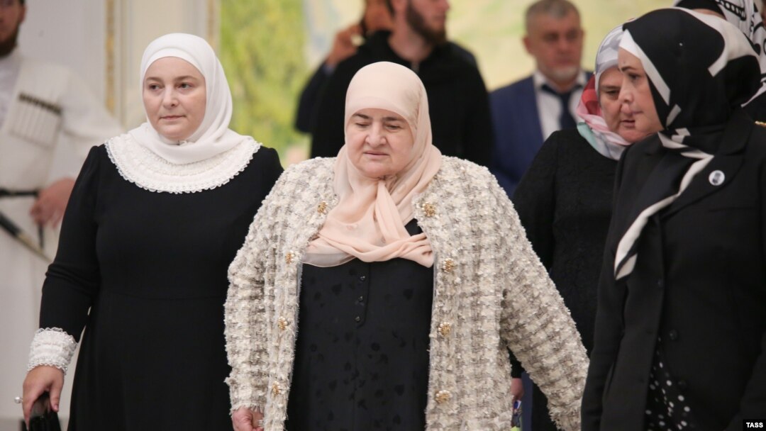 Аймани Кадырова (в центре)