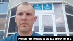 Житель Караганды Константин Роголевский, 26 лет, у здания прокуратуры Караганды. 8 августа 2023 года