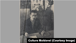 Directorul școlii medii din satul Pelenia, raionul Râșcani, V.P. Rusu, vorbește la postul local de radio. „Cultura Moldovei”, 23 Ianuarie 1964.