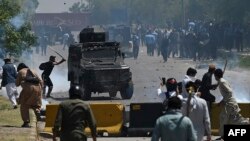 درگیری بین طرفداران عمران خان و پلیس ضد شورش پاکستان در شهر اسلام‌آباد