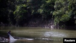 Dječak iz plemena Tembe peca na rijeci Alta Guama u autohtonom rezervatu amazonske prašume u blizini Nova Esperanca do Piria, država Para (fotoarhiva)