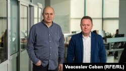 Eugen Urușciuc (stânga), autorul podcastului „În Esență...” și invitatul său, Alexandru Flenchea, fost vicepremier pentru Reintegrare