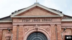A budapesti Szent János kórház főbejárata 2023. május 29-én
