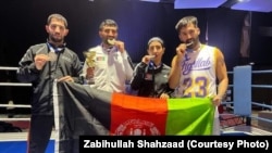 مشت زنان افغانستان که از مسابقات بوسنیا هرزگوین مدال گرفته اند 