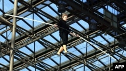  Пети върви на въже в конгресния център Jacob Javits в Ню Йорк на 4 май 2002 година по време на конвенцията BookExpo America. 