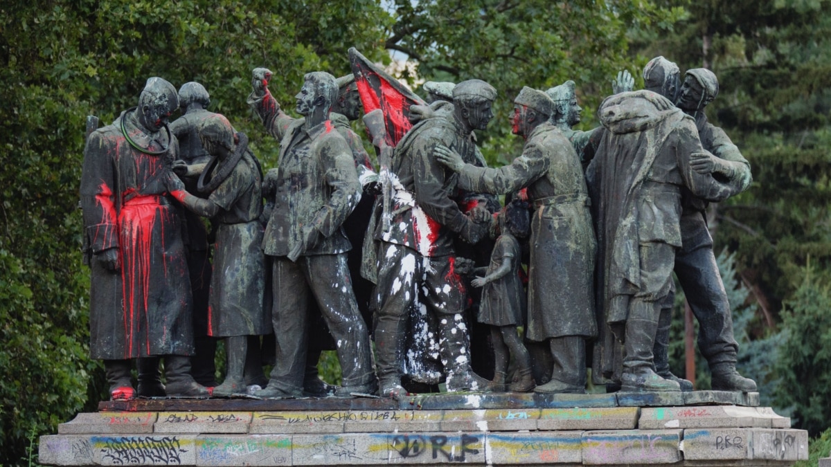 Фигурите от съветския паметник в София ще бъдат демонтирани в ...