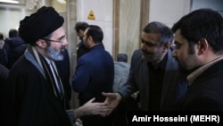 مجتبی خامنه‌ای، سیاسی‌ترین فرزند رهبر جمهوری اسلامی در مراسم ترحیم محمد مهرآیین