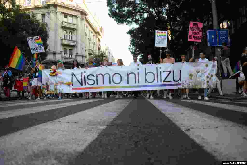 Овогодинешниот слоган на Прајд е &bdquo;Не сме ни блиску&ldquo;, а активистите нагласуваат дека ЛГБТ+ заедницата во Србија се соочува со зголемено насилство и дискриминација.