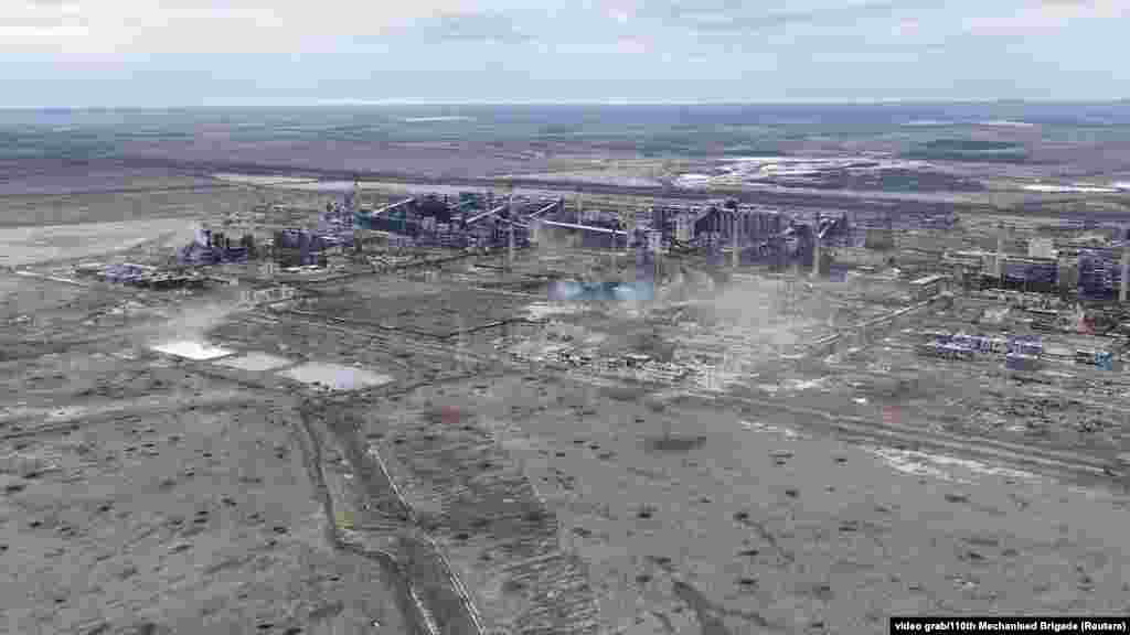 Pogled dronom prikazuje uništenu koksnu i hemijsku tvornicu u Avdijevki u Ukrajini, nakon što su ruske trupe preuzele kontrolu nad gradom.