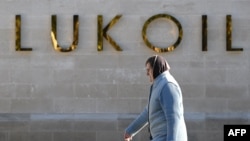 A woman walks past the headquarters of Russia's oil producer LUKoil in Moscow. (file photo)
