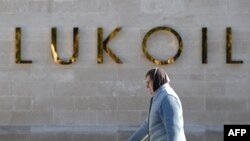 Žena prolazi pored sjedišta ruskog proizvođača nafte LUKoil u Moskvi (foto arhiva)