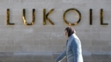 A woman walks past the headquarters of Russia's oil producer LUKoil in Moscow. (file photo)