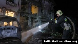 Рятувальники ліквідовують наслідки попереднього російського удару по Харкову, 11 січня 2024 року