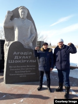 Бекболат Муканалиев и Муратбек Толеген у могилы активиста Дулата Агадила. Акмолинская область, февраль 2021 года