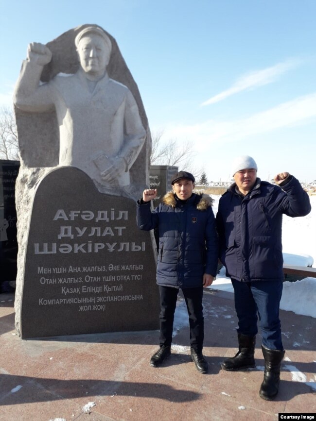 Бекболат Муканалиев и Муратбек Толеген у могилы активиста Дулата Агадила. Акмолинская область, февраль 2021 года