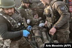 Эвакуация раненого украинского бойца под Бахмутом. 23 марта 2023 года