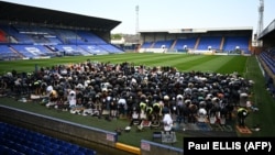 Müsəlmanlar müqəddəs Ramazan ayının sonunu qeyd edən Eyd əl-Fitr bayramının ilk günü İngiltərənin Birkenhed şəhərindəki "Tranmere Rovers'in Prenton Park" stadionunun meydançasında namaz qılırlar.