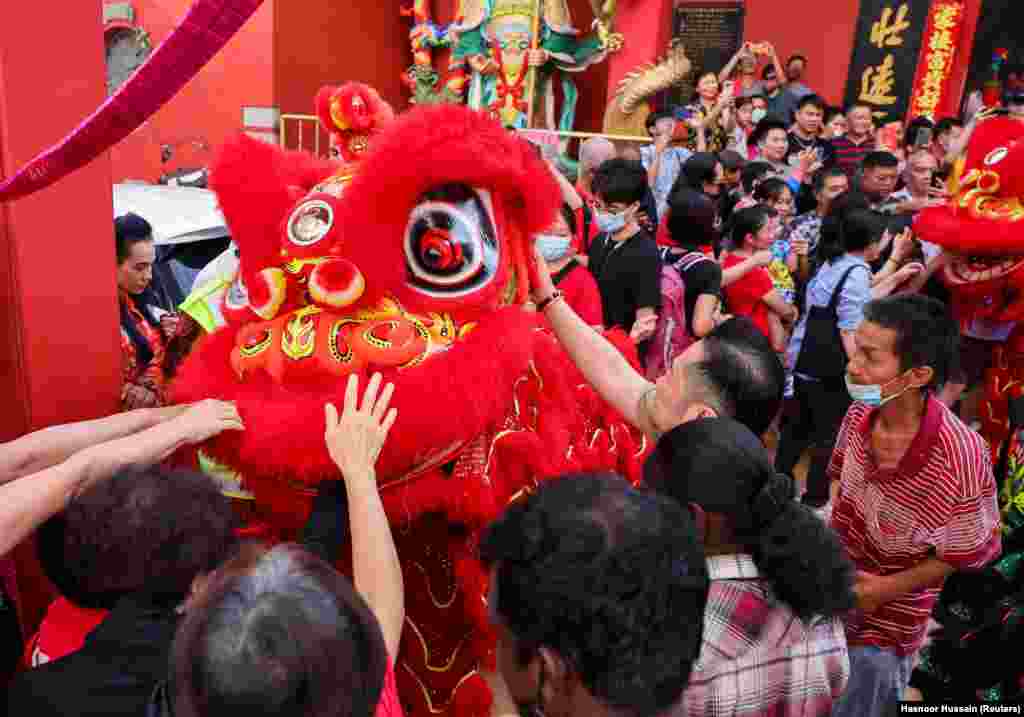 Proslava Lunarne Nove godine u Kuala Lumpuru u Maleziji, 10. februar 2024. U kineskoj tradiciji, svaku godinu predstavlja jedna od 12 životinja u kineskom horoskopu. Ova Lunarna godina je godina zmaja. &nbsp;