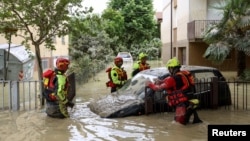 Tűzoltók az olaszországi Faenzában 2013. május 18-án