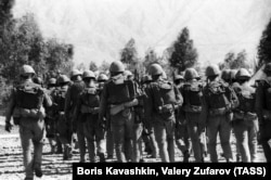 Военнослужащие мотострелковых подразделений, дислоцированных под Джелалабадом, на марше во время вывода из страны первых частей из состава ограниченного контингента советских войск. Афганистан, май 1988 года