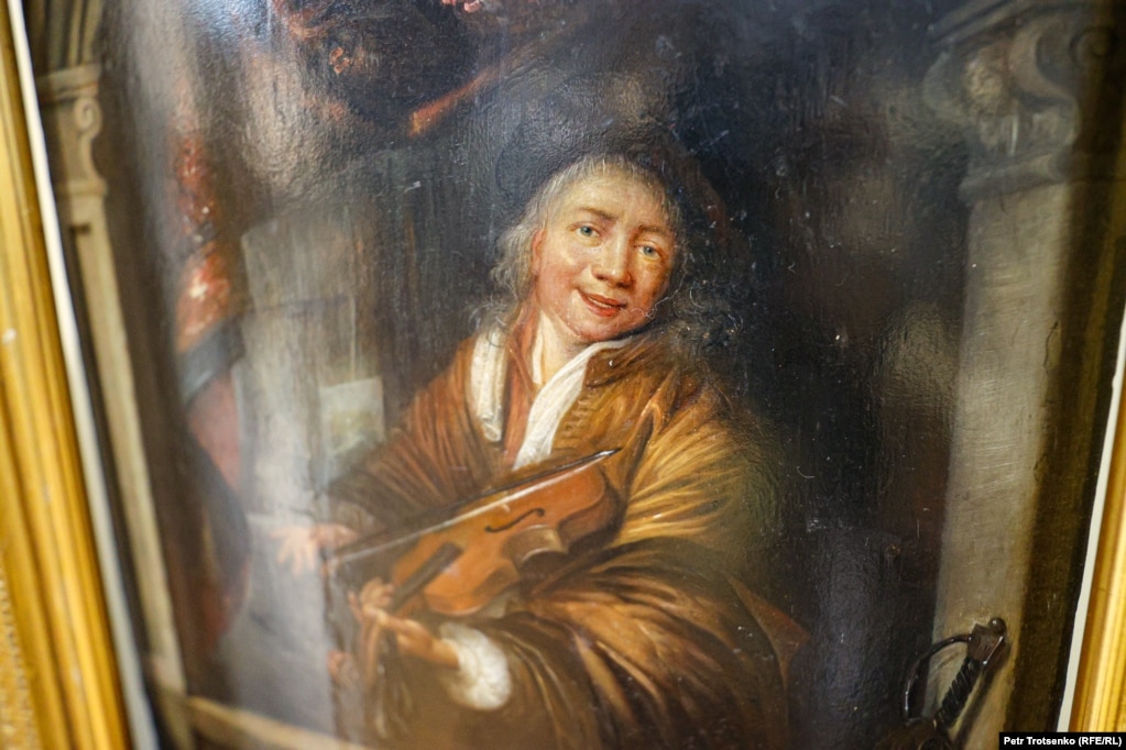 Një pamje më afër e pikturës &quot;Violinisti&quot;, e artistit holandez të shekullit XVII Gerard Dau, i konsideruar si një nga studentët më të talentuar të Rembrandtit. Dau shpesh pikturonte piktura të vogla me tema nga përditshmëria në traditën e artistëve të Rilindjes.