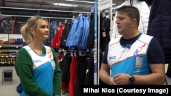 Mioara și Bogdan se ocupă de aranjarea produselor și ajută clienții magazinului în care lucrează.