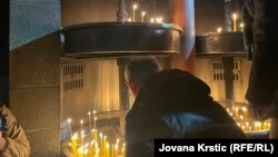 Građani pale sveće u čast Olivera Ivanovića, na šestu godišnjicu njegovog ubistva, 16. januar 2024.
