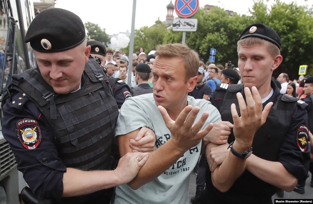 La polizia arresta Navalny il 12 giugno 2019, durante una manifestazione a sostegno del giornalista investigativo Ivan Golunov, arrestato e accusato di possesso di droga.